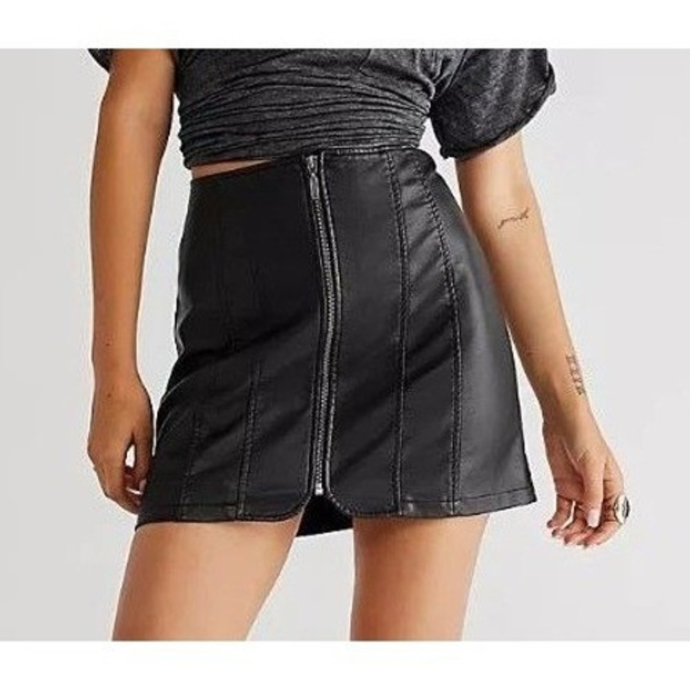 Free People Layla Black Vegan Faux Leather Zip Front Mini Skirt Size 2 Sexy Chic